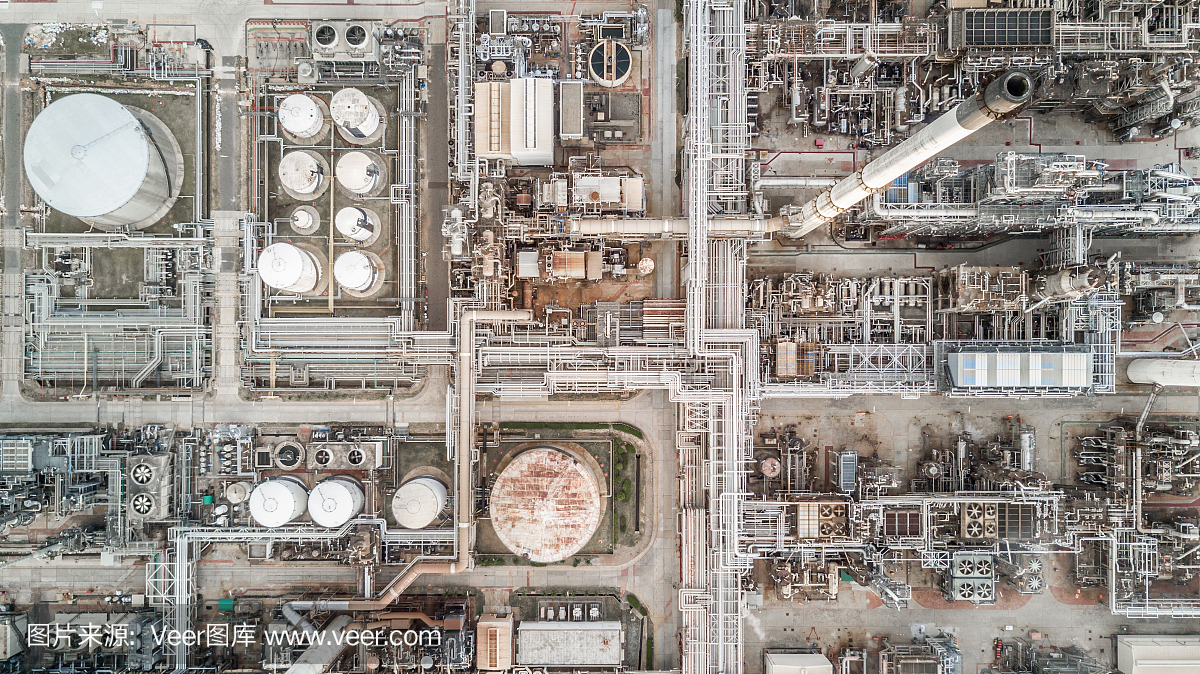 鳥瞰圖油品碼頭是用于存儲石油和石化產品的工業設施,準備運輸到進一步的存儲設施。